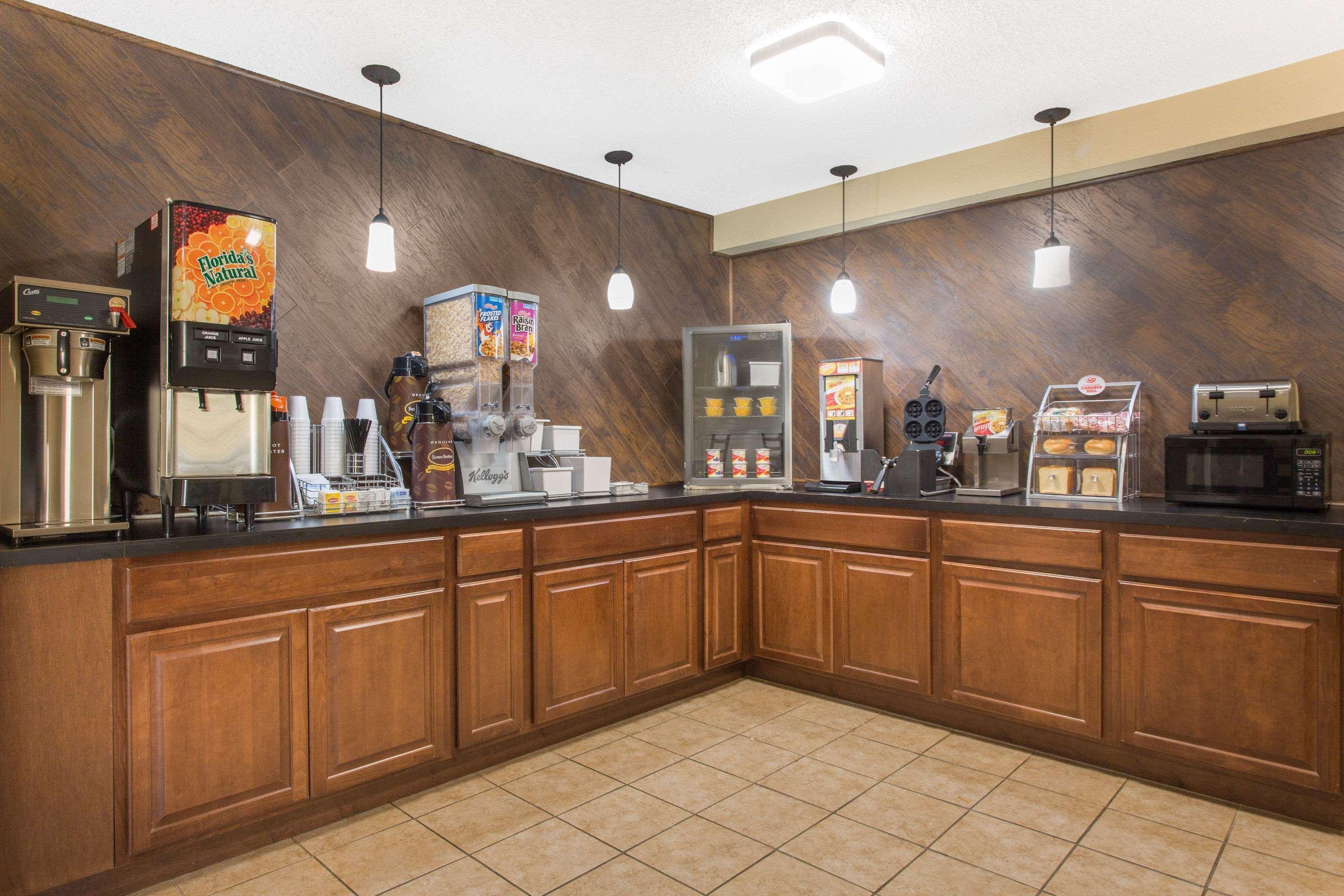 Super 8 By Wyndham Columbus Airport Hotel Екстериор снимка