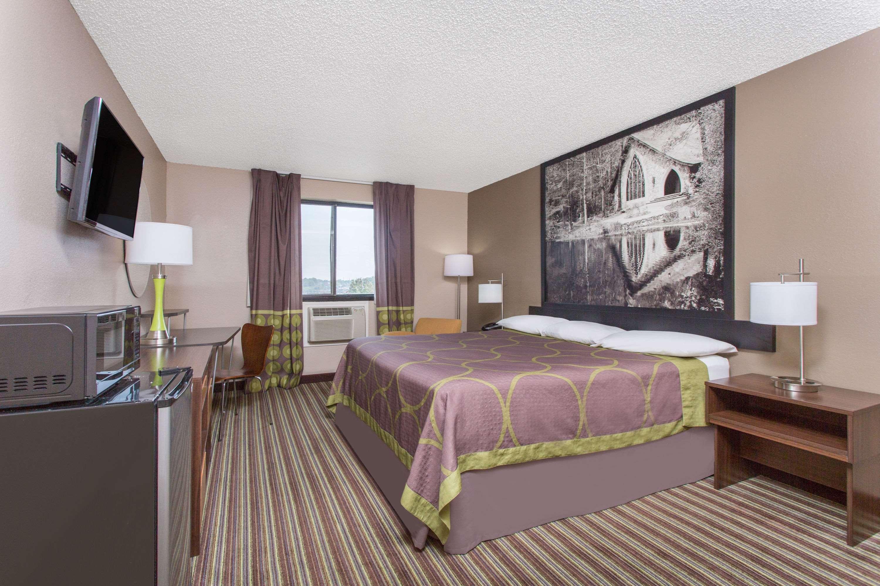Super 8 By Wyndham Columbus Airport Hotel Екстериор снимка