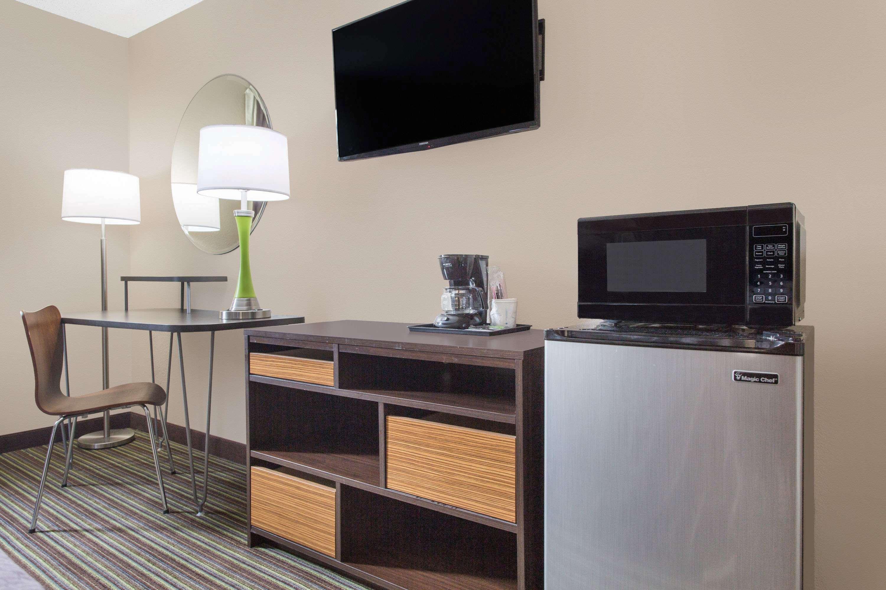 Super 8 By Wyndham Columbus Airport Hotel Екстериор снимка
