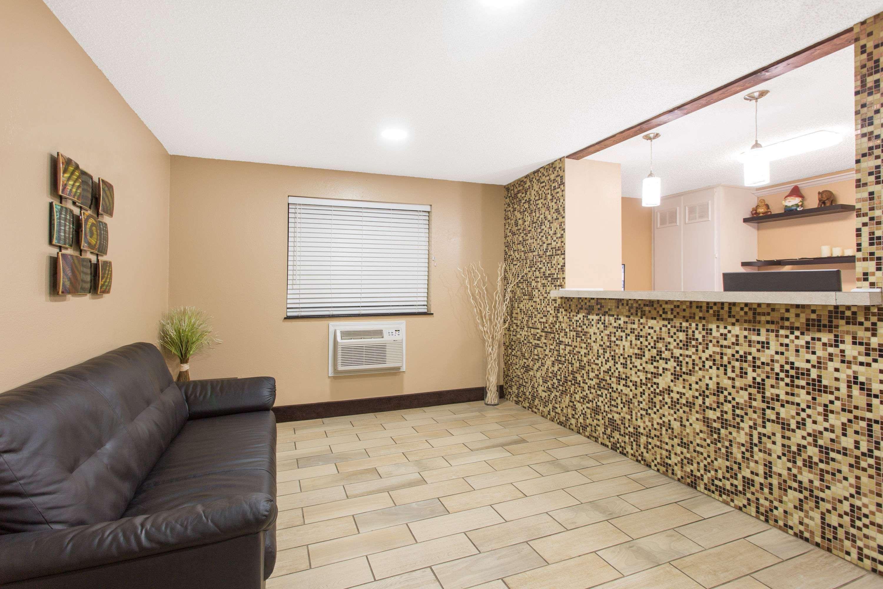 Super 8 By Wyndham Columbus Airport Hotel Екстериор снимка