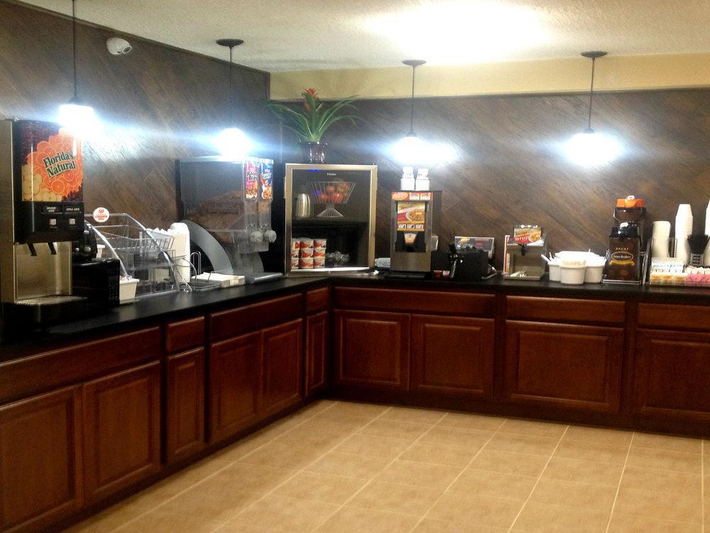 Super 8 By Wyndham Columbus Airport Hotel Екстериор снимка