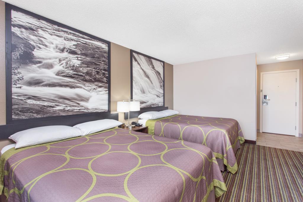 Super 8 By Wyndham Columbus Airport Hotel Екстериор снимка